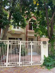 una puerta blanca frente a una casa en Entire Town House in Chroy Changva area, en Phnom Penh