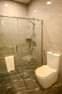 a bathroom with a toilet and a shower at Devon Rest in Kandy