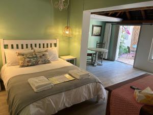 - une chambre avec un lit et 2 serviettes dans l'établissement In the Vine Country Manor & Spa, à Stellenbosch
