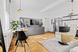 A television and/or entertainment centre at Stylish Tiny City House