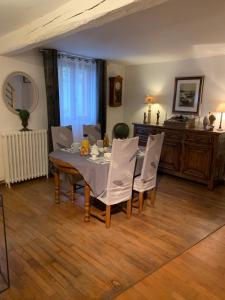 a dining room with a table and chairs at les mésanges in Bourré