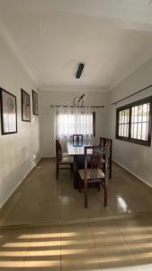 a dining room with a table and chairs at Villa à Lomé in Lomé