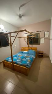 een slaapkamer met een houten bed in een kamer bij Villa à Lomé in Lomé