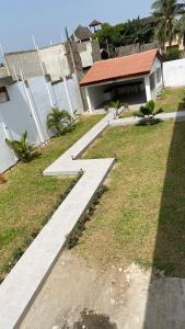 a concrete walkway in front of a house at Villa à Lomé in Lomé