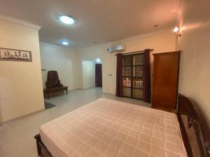 1 dormitorio con 1 cama en una habitación en Entire Town House in Chroy Changva area, en Phnom Penh