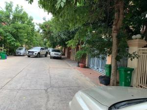 una calle con coches estacionados al costado de la carretera en Entire Town House in Chroy Changva area, en Phnom Penh