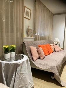 ニーウポールトにあるChristinaのリビングルーム(ソファ、枕付きテーブル付)