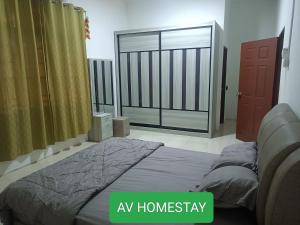 關丹的住宿－AV HOMESTAY，一间卧室设有床、窗户和门