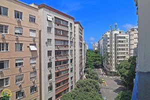 an overhead view of a city with tall buildings at Moderno Apto 3 suites p/ 8 pessoas em Copacabana in Rio de Janeiro