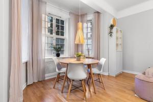 奧斯陸的住宿－Modern apartment - Luxury neighborhood - 4 pax，一间带桌子和白色椅子的用餐室