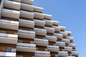 un edificio con balcones en un lateral en Oceanis Hotel en Kavala