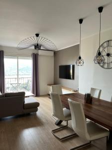 維琪奧港的住宿－Superbe appartement en centre ville，客厅配有木桌和椅子