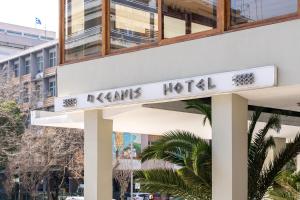 una señal de hotel kaws al lado de un edificio en Oceanis Hotel, en Kavala