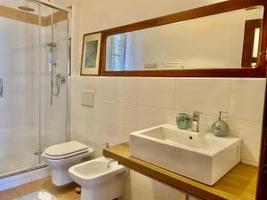 ラ・スペツィアにあるVeranda Liberty,Prestigioso Appartamentoのバスルーム(洗面台、トイレ、シャワー付)