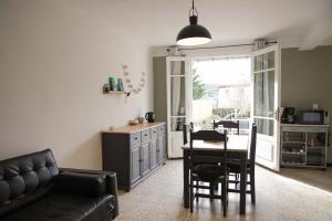 - un salon avec un canapé et une table dans l'établissement El Solà - Appartement avec accès jardin, à Corneilla-de-Conflent