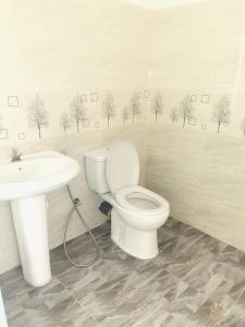 uma casa de banho com um WC e um lavatório em Mount Weather em Kitulgala