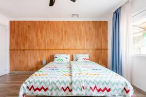 een slaapkamer met een groot bed met een houten hoofdeinde bij Pedro Happy Studios in Torremolinos