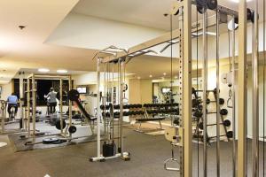 een fitnessruimte met veel apparatuur in een kamer bij Metropolis Dream in Auckland