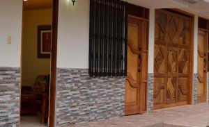 uma entrada para uma casa com uma porta de madeira em Sauce Suites - em Sauce