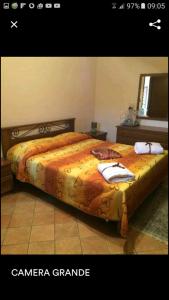 - une chambre avec un lit et des serviettes dans l'établissement San Pietro, à Mileto