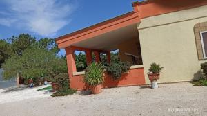 un edificio con macetas delante de él en Villa vista mare, en Santa Cesarea Terme