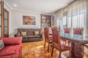 a living room with a couch and a glass table at Apartamento Esmeralda & Centro & Parking in Córdoba
