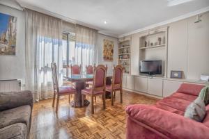 a living room with a table and chairs and a couch at Apartamento Esmeralda & Centro & Parking in Córdoba
