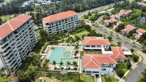 uma vista aérea de um resort com uma piscina em Blue Sky & Villas Beach Resort em Da Nang