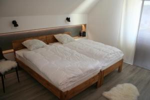 מיטה או מיטות בחדר ב-Ferienwohnung Löwenburg