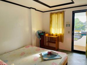 ein Schlafzimmer mit einem Bett und einem Tablett mit Essen drauf in der Unterkunft Binucot Lodge in Ferrol