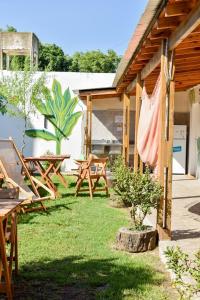 Colonia ChapadmalalDon Pototo Hospedaje Chapadmalal的天井设有野餐桌和带毛巾的桌子。