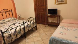 1 dormitorio con 1 cama y TV en una mesa en Villa vista mare, en Santa Cesarea Terme