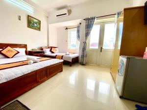 ein Schlafzimmer mit einem Bett und ein Wohnzimmer in der Unterkunft Ngoc dung MoTel in Vũng Tàu