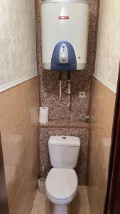 mała łazienka z białą toaletą i zbiornikiem z wodą w obiekcie Obolonskiy Prospekt Apartments 16Є w Kijowie