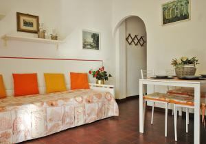 una camera da letto con un letto e un tavolo e un tavolo e un tavolo di Casa Katia, Giuliana & Nami a Lacona