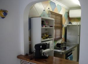 ベナルマデナにあるApartamento vacacionalの小さなキッチン(シンク、冷蔵庫付)