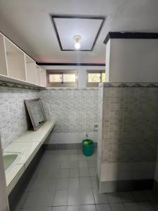 een badkamer met een wastafel en een bad bij Binucot Lodge in Romblon