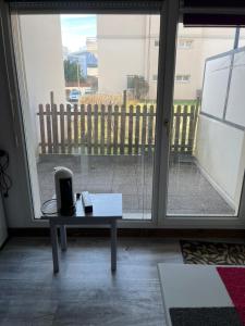 pokój ze stołem przed oknem w obiekcie Logement type studio 1 piece proche zénith w Strasburgu