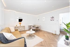 una sala de estar con un sofá y una mesa en Hypercentre - 4 mn Monaco - Luxueux - BR, en Beausoleil