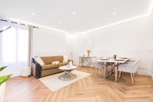 una sala de estar con un sofá y una mesa en Hypercentre - 4 mn Monaco - Luxueux - BR, en Beausoleil