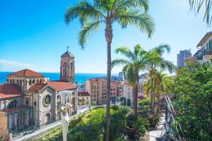 vistas a una ciudad con palmeras y una iglesia en Hypercentre - 4 mn Monaco - Luxueux - BR, en Beausoleil