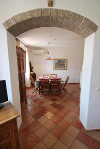 a dining room with a table in a room at Appartamento VIAROMA58 - Vicinissimo al mare con clima e posto auto in Marina di Campo