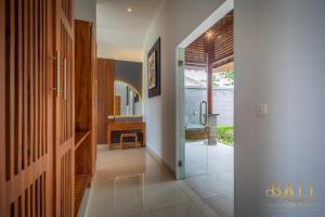 um corredor com uma porta que dá para uma casa em DeLuxe 2BR Villa with, Sawa view and private pool! em Tegallengah