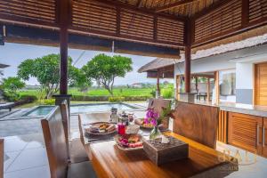 Bilde i galleriet til DeLuxe 2BR Villa with, Sawa view and private pool! i Tegallengah