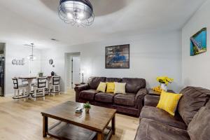 Ruang duduk di Branson Urban Condo