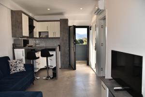 een woonkamer met een blauwe bank en een keuken bij STELLA APART-SUIT HOTEL -All Inclusive- in Antalya