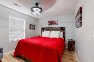 Katil atau katil-katil dalam bilik di Branson Urban Condo