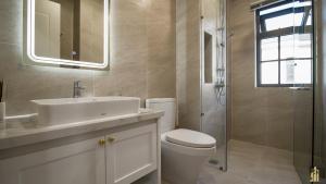 a bathroom with a toilet and a sink and a shower at JB. Nguyễn Villa NovaWorld Phan Thiết in Phan Thiet +32 photos