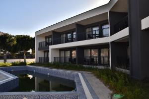 een gebouw met een zwembad ervoor bij STELLA APART-SUIT HOTEL -All Inclusive- in Antalya