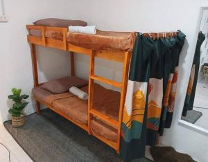 武端的住宿－SOFI Homestay Butuan，客房内的两张双层床
